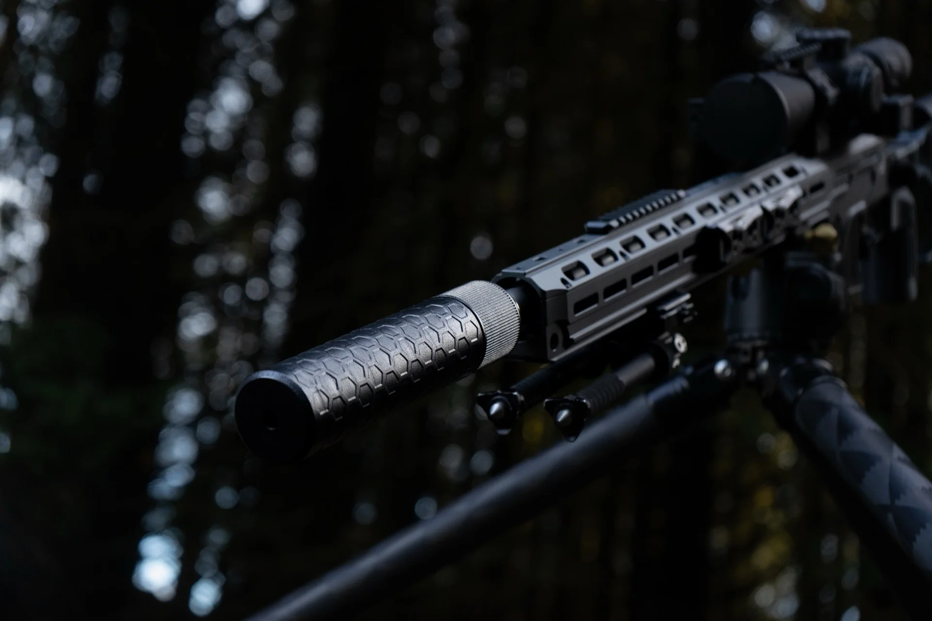 Vanward QD48 Schalldämpfer montiert – Frontansicht am Gewehr